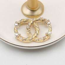 New Stylish Light Luxury Brooch, Noble Temperament, Small  Double C Brooch, Pearl And Rhinestone Jewelry - 彩色 - 查看 5