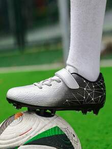 1 Paar professionelle Fußballschuhe für Jugendliche, aus PU-Leder gefertigt, geeignet für Jungen und Mädchen. Minimalistisches und komfortables weiches Obermaterial-Design, mit langem Stollen Anti-Rutsch-Funktion und Klettverschluss, geeignet für ganzjährigen täglichen Sportgebrauch - Silber - Übersicht 5