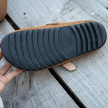 女士平底套脚凉鞋，棕色绒面革闭趾拖鞋，柔软平底搭扣休闲户外鞋 - 棕色 - 查看 7