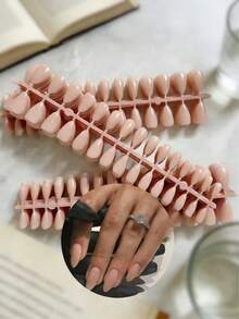 150片裸色亮面短杏仁形假指甲，易于粘贴且可重复使用，适合女性和女孩日常佩戴，也适用于万圣节、圣诞节、新年、情人节、复活节、母亲节等节日和派对。 - 杏色 - 查看 2