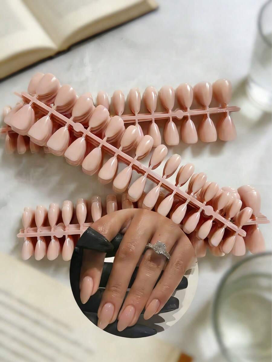 150片裸色亮面短杏仁形假指甲，易于粘贴且可重复使用，适合女性和女孩日常佩戴，也适用于万圣节、圣诞节、新年、情人节、复活节、母亲节等节日和派对。