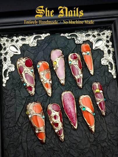 10 piezas Pegatinas de arte de uñas francesas onduladas de estilo barroco del palacio gótico en rojo y naranja brillante, incluye set de manicura de gel. Superficie metálica rosa y naranja, bordes pintados a mano en dorado con diamante de imitación 3D azules, diseño 3D único y llamativo. Colores cautivadores, artesanía exquisita. Incluye 1 pieza de pegamento y 1 pieza de lima de pulir.