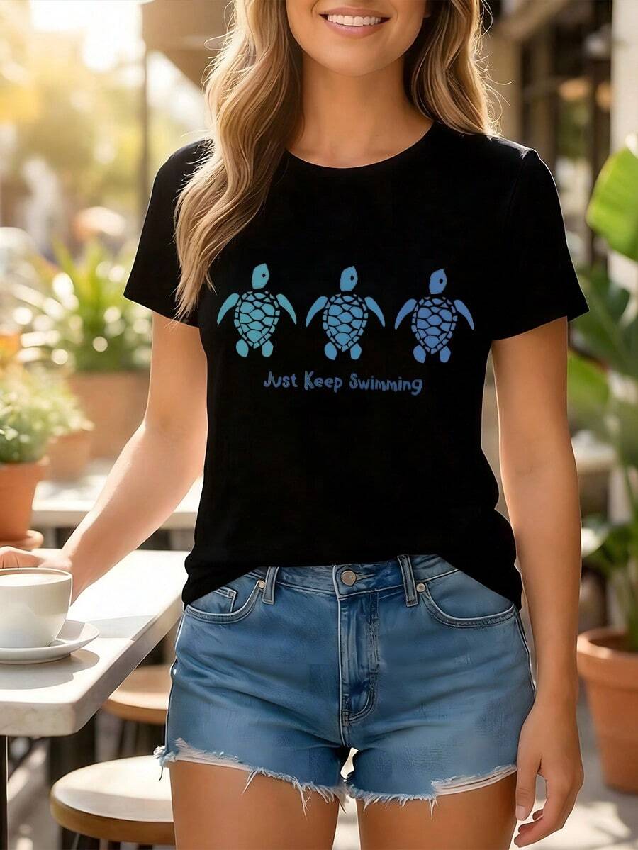 This Women's Must - Have T - Shirt Is A Stylish American - Style Piece. Crafted From High - Quality 100% Pure Cotton Fabric, It Is Not Prone To Pilling And Ensures Comfortable Wear. Weighing 180 Grams, The T - Shirt Is Breathable, Versatile, And Suitable For All Body Types. It Has A White Base, Short Sleeves, And A Round Neck. On The Front, There Are Three Sea Turtles In Teal And Blue Hues, With The Text "Just Keep Swimming" Below The Turtles. The T - Shirt Won't Fade Even After Multiple Washes, Making It An Ideal Choice As A Back - To - School Gift, Graduation Present, Or A Valentine's Day Surprise For Your Partner. - 黑色 - 查看 1