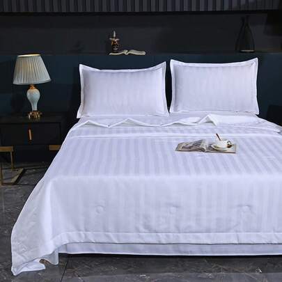 1件纯色缎面绗缝被，轻盈透气，舒适柔软，可机洗涤纶面料，绗缝工艺，适合卧室和酒店全年使用（不含枕芯和枕套）