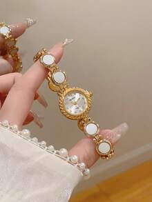 Chiếc đồng hồ thạch anh kiểu dáng cổ điển hình tròn dành cho nữ này rất thời trang và tinh tế, phù hợp để đeo hàng ngày, làm quà tặng sinh nhật, trong các buổi gặp gỡ thân mật và các bữa tiệc. - Nhiều màu - Xem 9