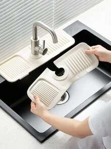 Protège-éclaboussures en silicone pour évier, design incliné pour l'écoulement de l'eau, grand tapis de base antidérapant pour robinet, plateau d'égouttage facile à nettoyer, convient pour l'évier de cuisine, le meuble de salle de bain, la buanderie, le camping-car, accessoire pratique pour la maison et la décoration de salle de bain - Multicolore - Voir 1