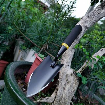 Bay làm vườn bằng thép carbon chịu lực cao với tay cầm cao su tiện dụng, thích hợp cho việc trồng, đào và cấy cây, xẻng làm vườn cầm tay, người nông dân chăm chỉ, người làm đất.