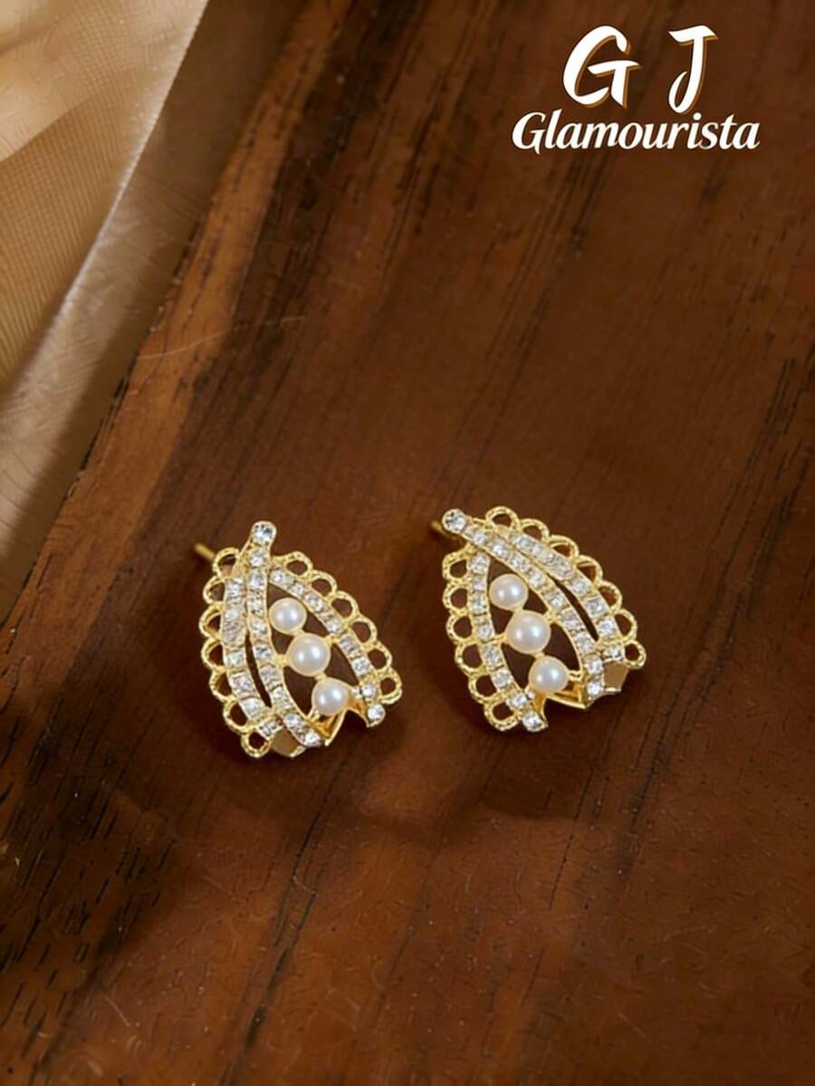 一对时尚优雅百搭的镂空仿珍珠水钻耳钉，适合女士日常及节日佩戴。 - 鏤空人造珍珠 - 查看 1