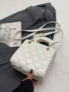 Bolsa feminina elegante com estampa de losangos, modelo casual coreano, estilo ombro e transversal, bolsa pequena e exclusiva, inspirada na Princesa Diana com laço de pérolas, perfeita para casamentos e noivas. - Branco - Ver 7