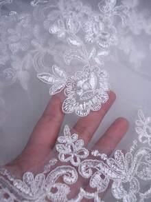 1件白色教堂式蕾丝边新娘头纱，适合婚礼、婚纱摄影配饰，附赠发梳 - 多色-- - 查看 3