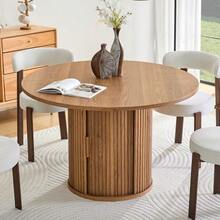 Mesa de comedor redonda de 120 cm para 4-6 personas, mesa de comedor redonda con barandilla de madera, con dos compartimentos de almacenamiento, mesa de comedor moderna de estilo rústico para cocina, sala de estar - Nuez - Ver 1