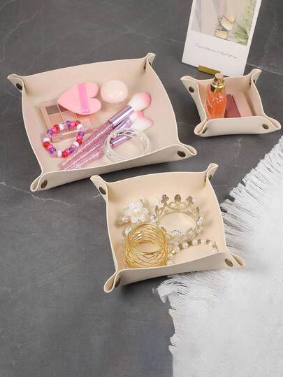 1个便携式可折叠PU皮革托盘，珠宝收纳袋，适合旅行、居家或办公使用，可放置于桌面上，用于收纳手机、钥匙、钱包、耳机、手表、硬币等物品。