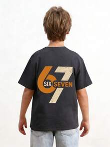 男童“六七”67数字字母印花T恤，适合男孩街头、校园、活动、日常穿着，时尚夏季上衣 - 深灰色 - 查看 2