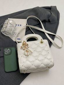 Bolsa feminina elegante com estampa de losangos, modelo casual coreano, estilo ombro e transversal, bolsa pequena e exclusiva, inspirada na Princesa Diana com laço de pérolas, perfeita para casamentos e noivas. - Branco - Ver 8