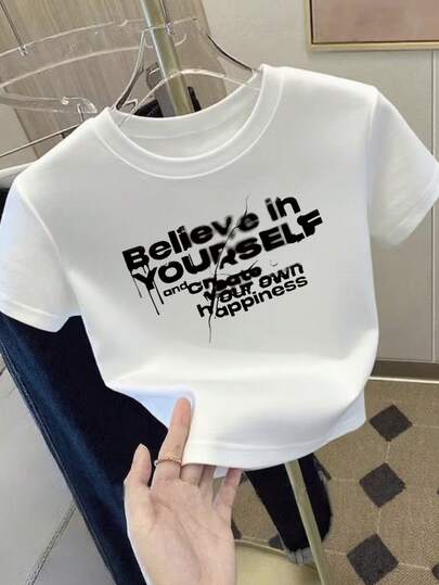 女士白色圆领涤纶短袖T恤，印有励志字母图案，修身短款上衣，适合办公室、休闲和日常穿着。