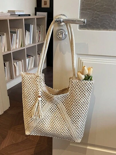 Túi xách nữ cỡ lớn thời trang, kiểu dáng tối giản, túi đeo vai thường ngày, chất liệu polyester dệt với tua rua, phù hợp cho đi biển, đi làm và đi chơi hàng ngày.