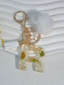 1pc White Daisy Dried Flower Letter Keychain, Embossed Tassel Pom Pom White Pearl Flower Keyring Gift - White - View 9
