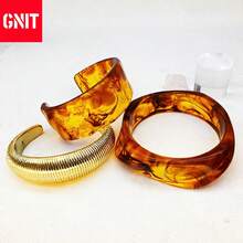 GNIT Set de pulseras anchas de resina gruesa - Pulseras de ámbar marmoleado y rayas doradas para mujeres, joyería de moda retro Y2K bohemia, pulseras apilables de brazalete ancho - Pulseras de resina ámbar y chapadas en oro para atuendos de otoño e invierno - Touka touka dorada - Ver 6