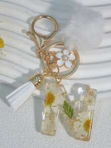 1pc White Daisy Dried Flower Letter Keychain, Embossed Tassel Pom Pom White Pearl Flower Keyring Gift - White - View 31