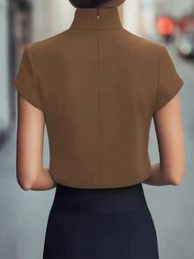 1件女士纯色缎面纽扣拉链优雅时尚短袖衬衫上衣，适合办公室、度假、日常、约会、春季、秋季、夏季假期穿着。 - 深棕色 - 查看 3