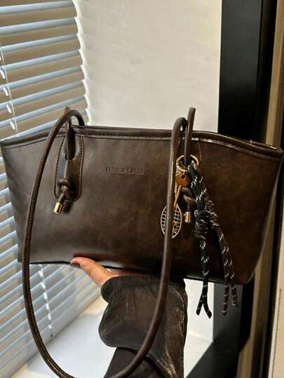 1个新款咖啡色菱形图案保龄球包，拉链封口，纯色PU材质。这款手提包容量大，非常适合秋冬季节，时尚有型，质感高级。可作为单肩包使用，复古风格，颜色为梅洛红。非常适合通勤上班，学生也可以用于上课。非常适合女性日常使用。（不含吊坠）