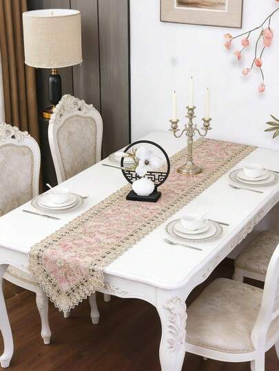 1件优雅粉色刺绣边桌旗，长方形桌布，现代简约风格，可作餐桌中心装饰、极简主义装饰、中心装饰、现代桌旗、塑料厨房桌布，易于清洁且可重复使用，防滑保护桌布。适用于家庭客厅地毯、餐桌垫、卧室、客厅、厨房、餐厅、户外、派对、婚礼、生日派对等日常场景。也可用于情人节、父亲节等节日装饰，并提供多种尺寸可选。