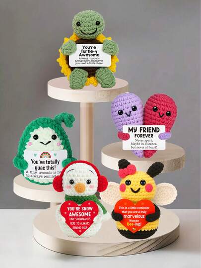 4件套手工钩编桌面摆件，可爱科幻风格手工娃娃，送给闺蜜、姐妹、妈妈、奶奶、同事、家人的绝佳生日礼物，可作钥匙扣，传递正能量，适合派对、情人节、感恩节、卧室装饰等场合，小巧精致。