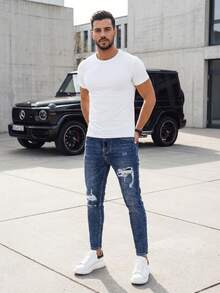 Calça jeans masculina slim-fit com detalhes desgastados e rasgados, pernas ligeiramente afuniladas, fechamento com zíper, 5 bolsos, jeans stretch com reforço em viscose, calça streetwear masculina, acabamento lavado, áreas desgastadas com forro. - Azul - Ver 1