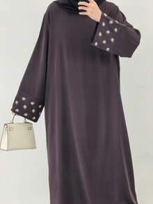 一件精美刺绣披肩，采用尼达面料，透气舒适，适合穆斯林/伊斯兰女性日常穿着，可搭配长袍。 - 彩色 - 查看 35