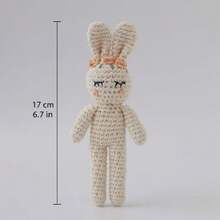 手工编织花朵兔子摇铃，婴儿摇铃，抓握玩具，内置铃铛，3D可爱造型，细节精致，吸引宝宝注意力，训练宝宝听力，完美的生日、万圣节、圣诞节宝宝礼物 - 彩色 - 查看 3