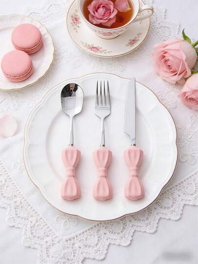 三件套蝴蝶结手柄餐具，不锈钢材质，包含沙拉叉和甜点勺。适用于牛排、蛋糕、沙拉、意面、甜点和开胃菜。是餐厅、酒店、生日、婚礼、派对、家庭聚会、团队建设活动、户外烧烤、露营、宴会、母亲节以及厨房用品（全套餐具、叉子、厨房用具）的理想之选。