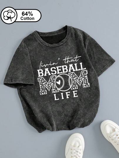 这款女士复古短袖T恤饰有足球主题图案。休闲圆领设计，居家日常穿着的理想之选。水洗工艺赋予其高级质感。黑色