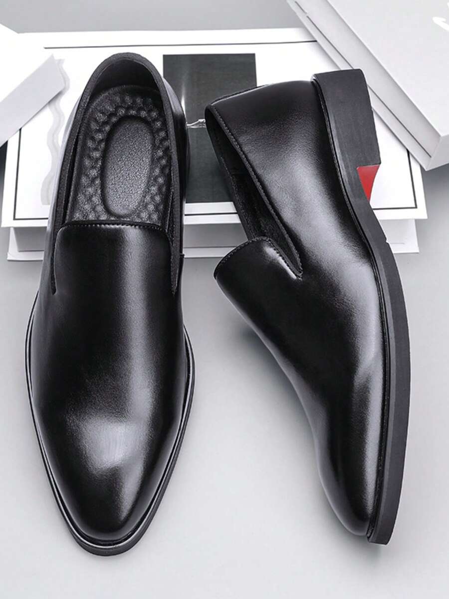 2026 Nuevos zapatos de cuero para hombres con suelas rojas, zapatos Oxford formales de negocios de moda, elegante estilo británico, mocasines casuales transpirables, zapatos Derby de punta fina para verano y otoño, zapatos de boda para novio, zapatos de vestir cómodos para oficina, zapatos Derby de lujo clásicos negros para ir al trabajo