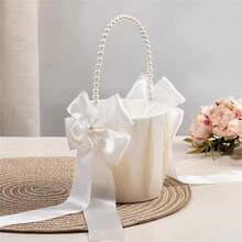 Giỏ hoa cho bé gái bằng satin màu ngà voi với tay cầm và nơ đính ngọc trai. - giỏ hoa - Xem 2