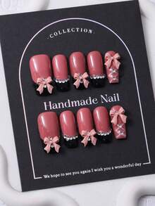 一套10片，欧美手工制作，Y2K粉色法式风格，饰有手工蝴蝶结和钻石镶嵌图案，是美甲装饰的理想之选。套装包含1套果冻胶和1套指甲锉，非常适合日常佩戴，也适合科切拉音乐节派对等场合的装扮。本产品包含美甲贴片和指甲护理产品。 - 粉色 - 查看 1
