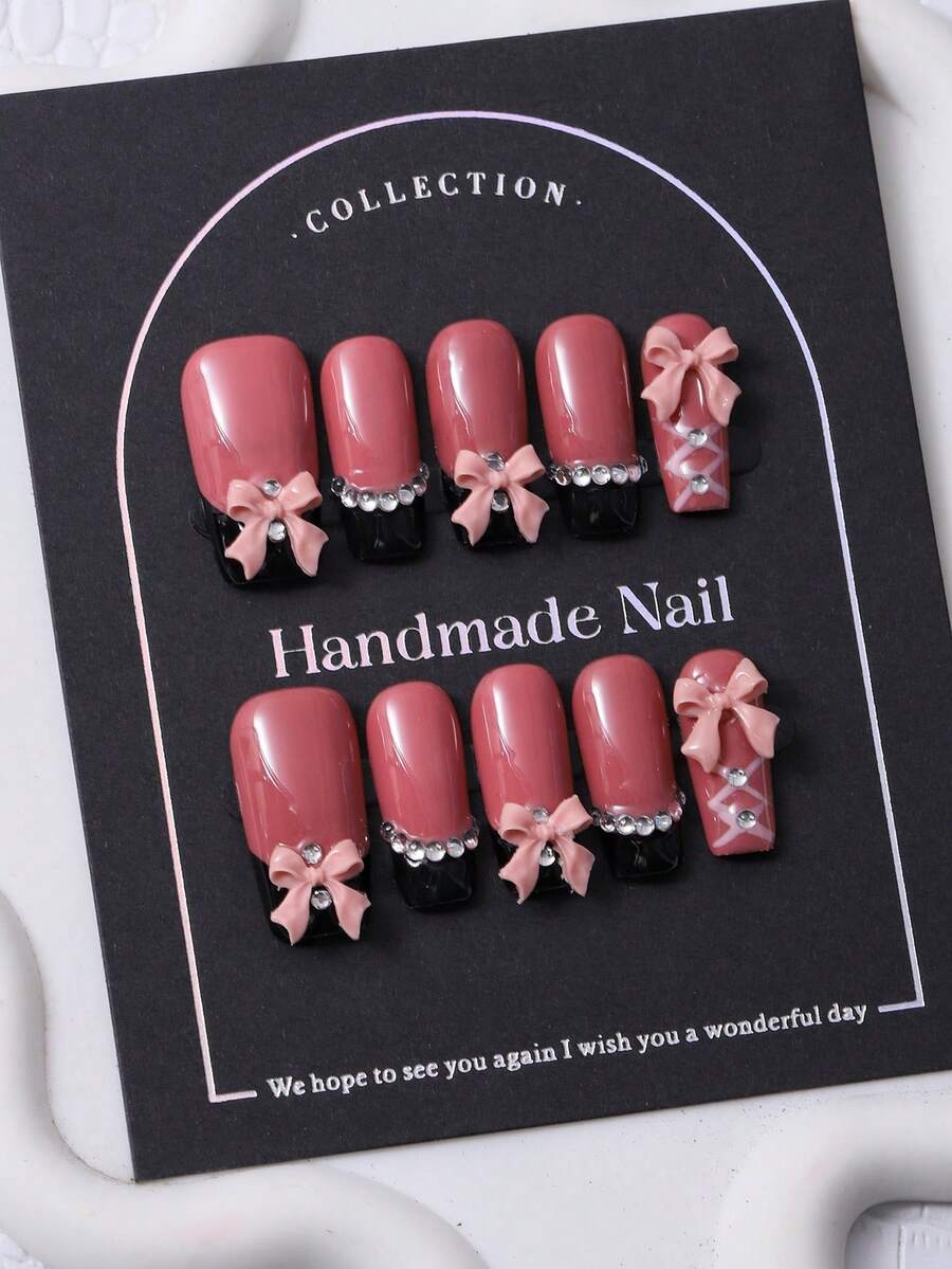 一套10片，欧美手工制作，Y2K粉色法式风格，饰有手工蝴蝶结和钻石镶嵌图案，是美甲装饰的理想之选。套装包含1套果冻胶和1套指甲锉，非常适合日常佩戴，也适合科切拉音乐节派对等场合的装扮。本产品包含美甲贴片和指甲护理产品。 - 粉色 - 查看 1