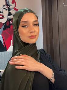 1件装女士基础款纯色丝滑优雅闪亮柔软头巾，阿拉伯休闲长款围巾，保守素色头巾，适合日常佩戴 - 橄欖綠 - 查看 3