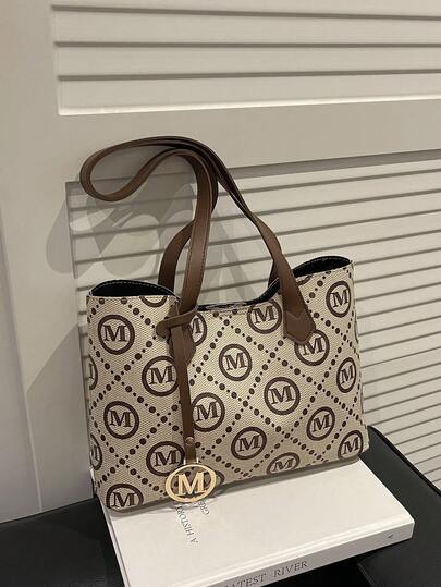 2026新款时尚M字印花女士手提包，金色M字母吊坠装饰，适合日常、休闲、通勤、送礼。