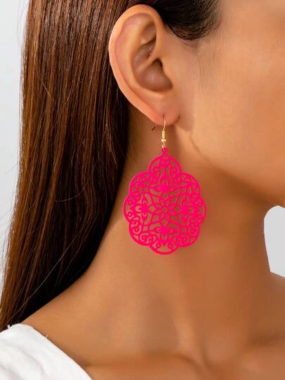 一对优雅简约的金色镂空细吊坠耳环，融合波西米亚元素，适合女性在各个季节、日常生活、工作、舞台表演、街头摄影、装饰等场合佩戴。