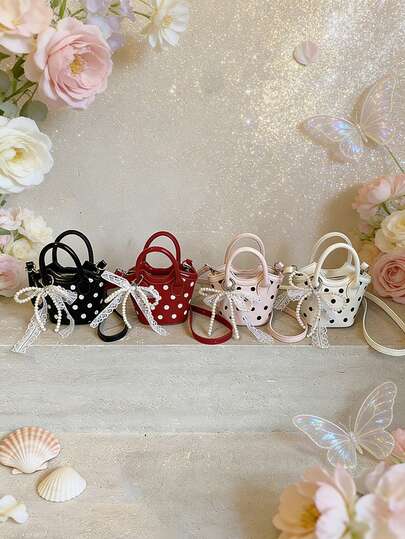 这款1pc新款迷你波点手提包/斜挎包休闲、简约、时尚。它采用拉链设计和可调节肩带，适合日常出行和购物。这款包包容量大，可轻松收纳您的必需品，是一款百搭单品，也是时尚达人的心头好，适合各种风格和场合。