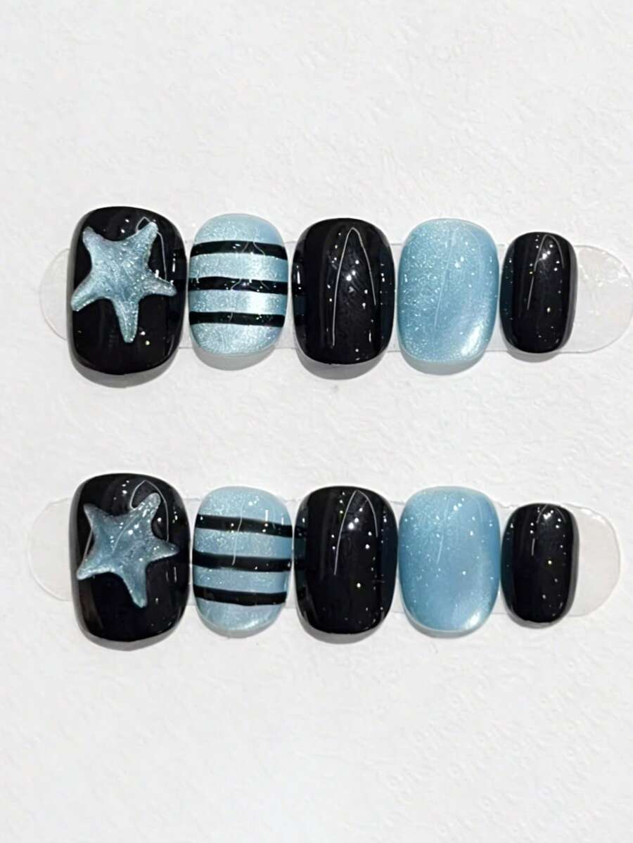 10片手工制作的短椭圆形美甲贴纸，主色为黑色和浅蓝色猫眼图案，饰以手绘星条图案，层次分明，设计统一，温柔、优雅又可爱，适合女士和女孩在春、夏、秋、冬四季、派对和日常生活中使用。 - 淺藍色 - 查看 1