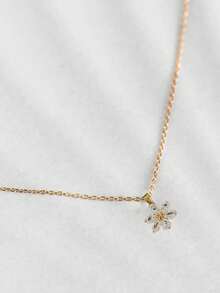 Shescity 1件优雅简约微镶锆石花朵雪花吊坠项链（女士款） - 金黃色 - 查看 3