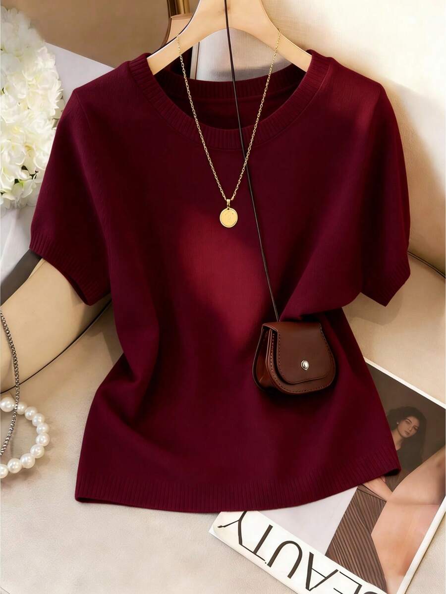 浅蓝色圆领短袖针织上衣，2026春夏热销款，韩版温柔简约优雅修身衬衫。高弹冰丝针织面料，柔软透气，不闷汗。经典圆领设计，修饰颈部线条，修饰脸型。短袖款式，适合春夏穿着，百搭易配。宽松版型，显瘦塑形，巧妙遮掩身材缺陷。 - 勃根地紅色 - 查看 1