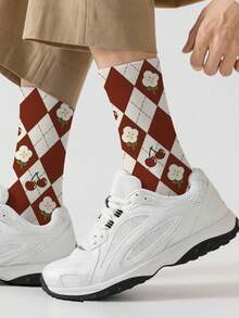 1双360男士袜子——趣味十足的全幅印花，饰以对比鲜明的菱形格纹、花朵、樱桃等元素，展现复古文学艺术风格。这款时尚休闲的街头嘻哈360袜子柔软舒适，弹性极佳，是理想的压缩袜、情人节礼物或宽松的孕妇袜之选。 - 彩色 - 查看 2