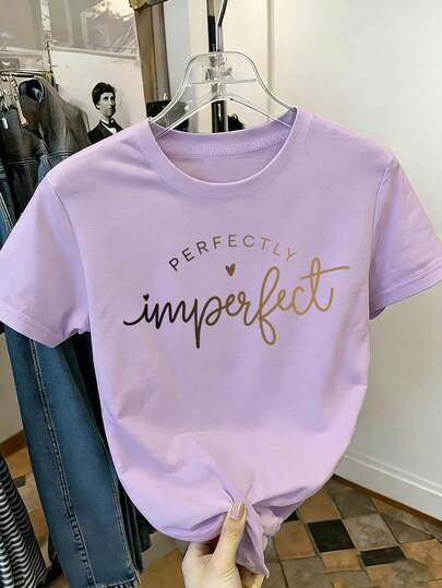少女款“不完美也完美”标语印花T恤，面料柔软舒适，适合女孩户外运动、日常穿着、街头风、校园风，春夏时尚之选。