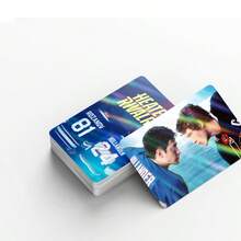 124张《宿敌》电视剧收藏套装——包含主演肖恩·霍兰德和伊利亚·罗扎诺夫的剧照卡。这套盒装完整剧照卡套装包含精选的经典角色照片，采用高清印刷，细节清晰。 - 藍色 - 查看 5