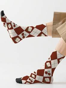 1双360男士袜子——趣味十足的全幅印花，饰以对比鲜明的菱形格纹、花朵、樱桃等元素，展现复古文学艺术风格。这款时尚休闲的街头嘻哈360袜子柔软舒适，弹性极佳，是理想的压缩袜、情人节礼物或宽松的孕妇袜之选。 - 彩色 - 查看 5