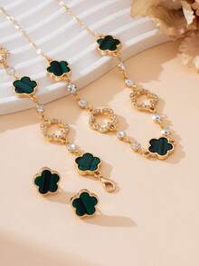 Bộ trang sức cao cấp, lãng mạn, tinh tế, sang trọng, đính đá lấp lánh hình cỏ bốn lá rỗng và cỏ năm lá màu xanh lá cây, gồm 1 dây chuyền, 1 vòng tay và 1 đôi bông tai dành cho nữ. - màu xanh lá - Xem 4