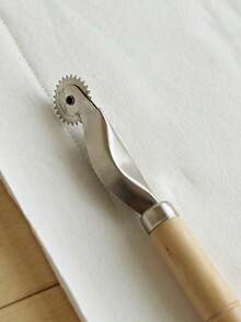 2 bánh xe đánh dấu, bánh xe vải, tay cầm nhựa & tay cầm tre, bánh xe đánh dấu răng thép nguyên khối, bánh xe định khoảng cách, tay cầm tre + tay cầm nhựa màu vàng - bánh xe đánh dấu vị trí da - Xem 4