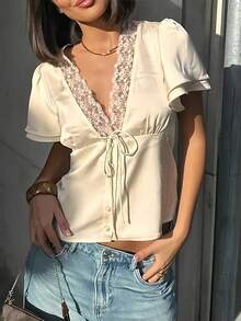 SUNSTORY V领蕾丝边饰，双层荷叶袖，修身腰部，前中蝴蝶结，缎面质感。简约梦幻休闲优雅端庄，适合年轻辣妹、时尚度假、浪漫老钱风、浪漫之旅、甜美少女、优雅淑女、学院风、魅力四射的下午茶派对、早午餐、外出、生日、俱乐部、街头风等场合。杏色女式衬衫 - 淺杏色 - 查看 2